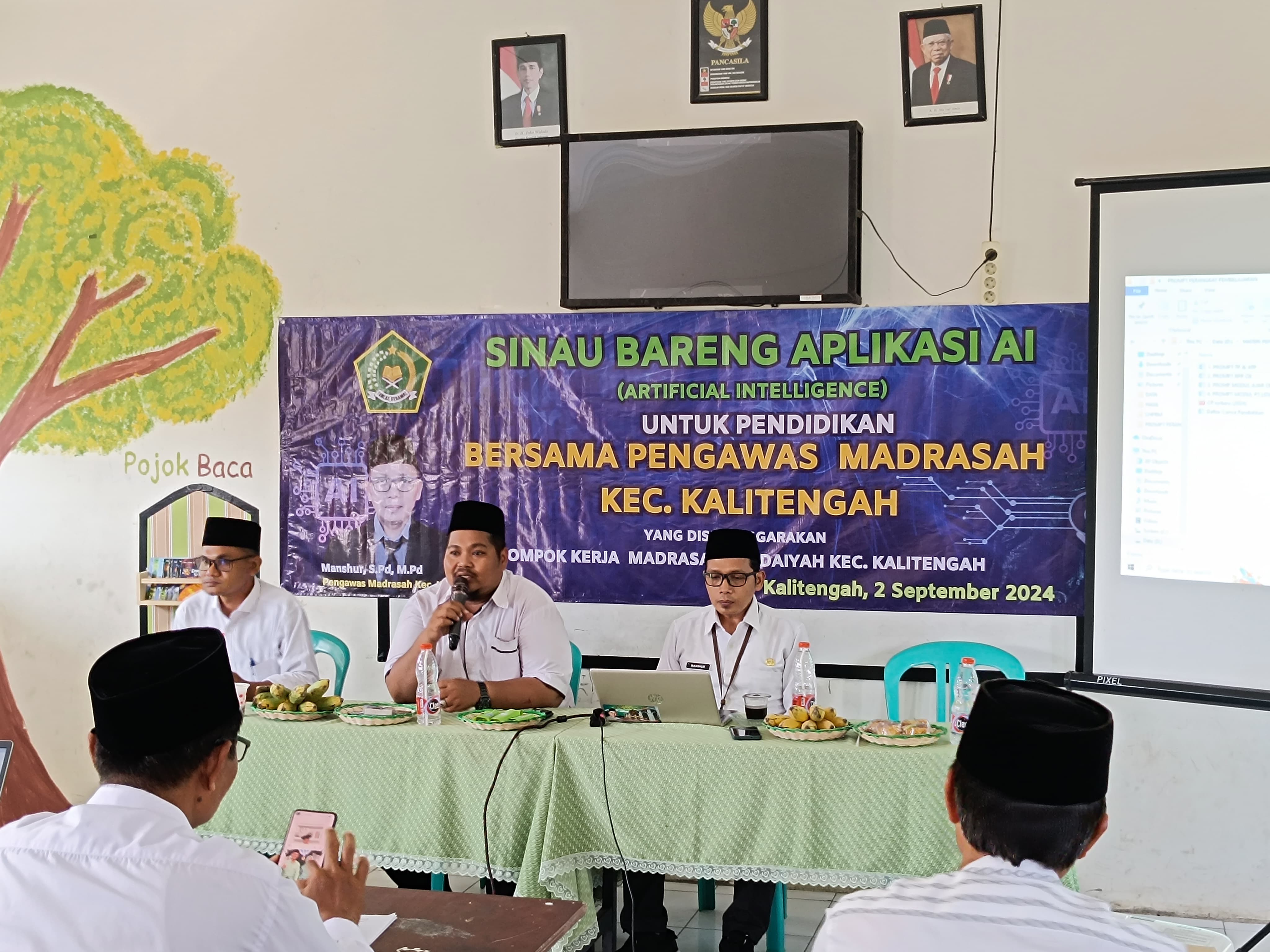 Namin menyampaikan materi